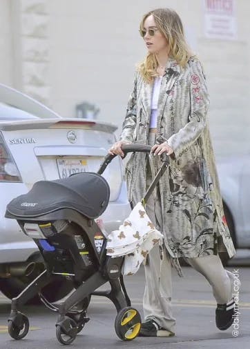 Spotted With - Suki Waterhouse - Doona Car Seat and Stroller